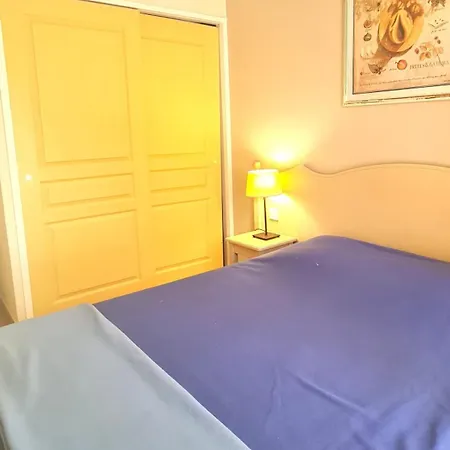 With Sea View In شقة روكبرون-سور-أرجينس